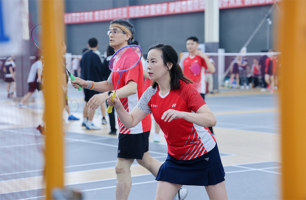賽場上，參賽選手們精神飽滿、斗志昂揚。主辦方供圖