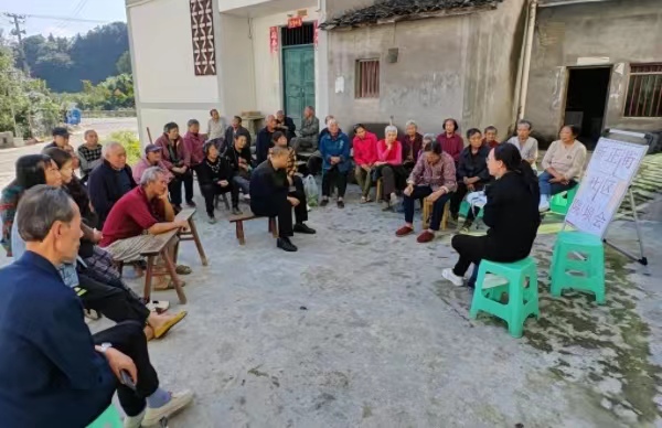 院壩會上宣傳城鄉(xiāng)居民醫(yī)保政策。新正街社區(qū)供圖
