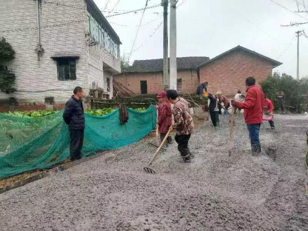 公路硬化施工。李渡街道供圖