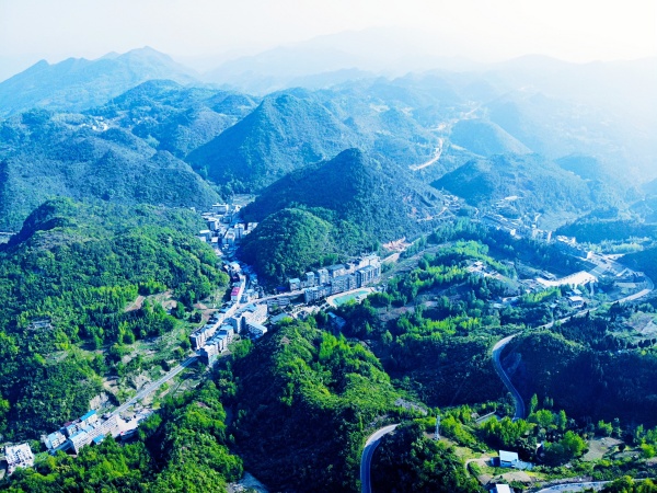 蔈草集鎮(zhèn)發(fā)展全景 。管淑貴攝