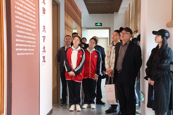 參觀參觀大足區(qū)人民法院法治文化陣地。大足區(qū)人民法院供圖