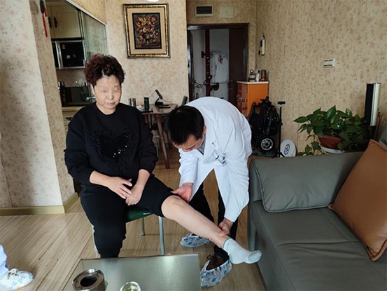 周祖葦為郭阿姨檢查左腿。重慶道格骨科醫(yī)院供圖
