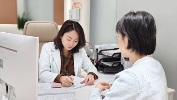 余航美為求美者面診。重慶諾美欣悅（媛頌）醫(yī)療美容供圖