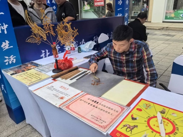 中梁山街道社區(qū)學校展示區(qū)的糖畫制作。九龍坡區(qū)社區(qū)教育學院供圖