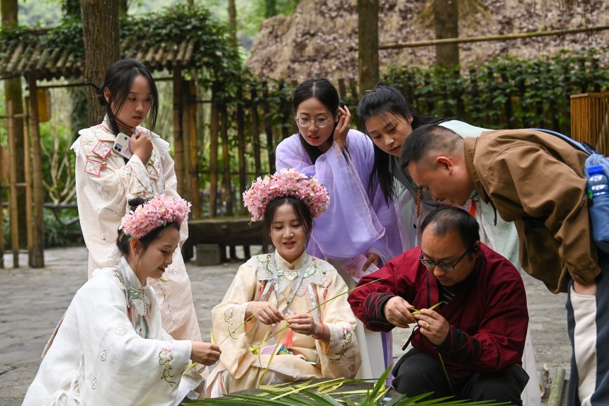 活動中青年們學(xué)習(xí)棕編。邱洪斌攝