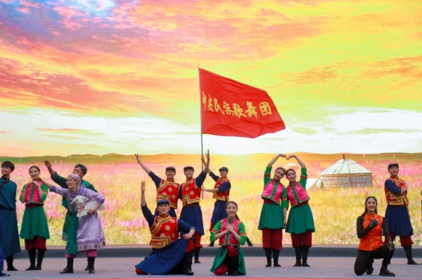 群舞《永遠的烏蘭牧騎》。胥世鵬 攝