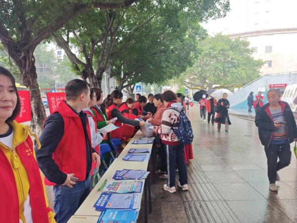 開展防范電信網(wǎng)絡(luò)詐騙宣傳活動(dòng)。荔枝街道供圖