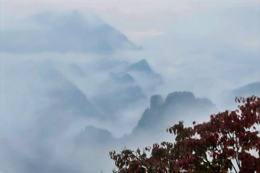 濃霧中的山仿佛水墨畫。任峰攝