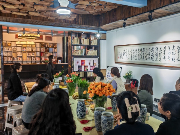 花藝培訓(xùn)現(xiàn)場。 邱容  攝