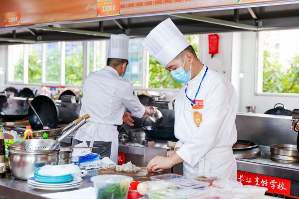 廚師現(xiàn)場(chǎng)烹飪美食。主辦方供圖