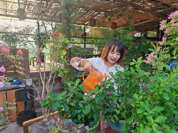 周遠香打理小院花草。銅梁區(qū)委宣傳部供圖