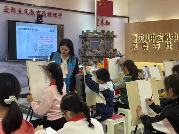 石馬河街道來鹿寺社區(qū)專職網(wǎng)格員李妍為社區(qū)居民講解“來鹿美術(shù) 創(chuàng)意空間”素描課程。江北區(qū)委組織部供圖