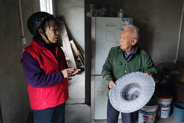 上門進(jìn)行安全宣傳工作。劉建貴攝