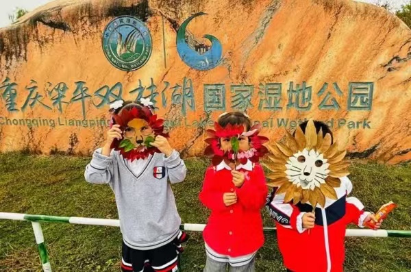 孩子們用秋葉制作面具。雙桂幼兒園供圖