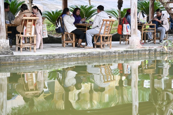 游客圍坐在一起品美食。景區(qū)供圖