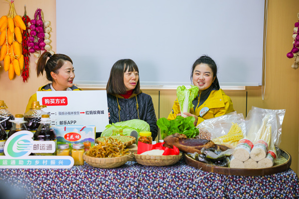 “云端花壩”鄉(xiāng)村直播間開播，主播推薦萬隆好物。陳星宇 攝