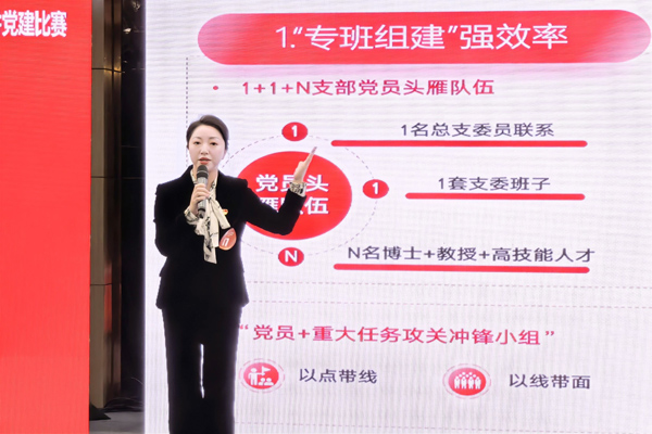 唐林作現(xiàn)場展示。重慶工程職業(yè)技術(shù)學院供圖