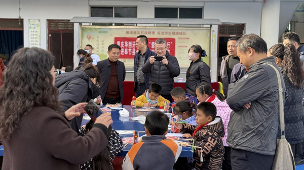 在長凼村小學(xué)開展助學(xué)活動。光大銀行重慶分行供圖