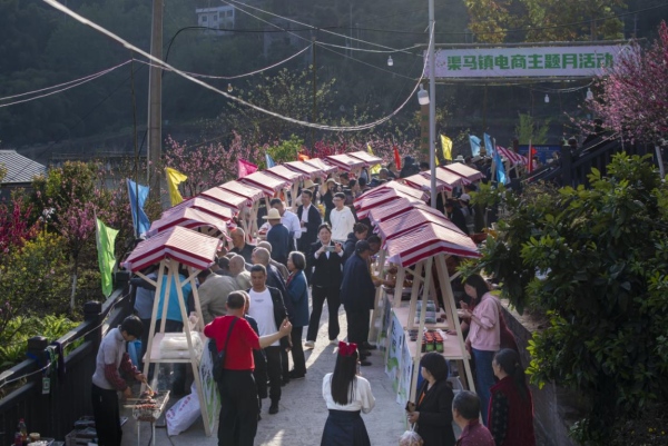 渠馬鎮(zhèn)開展電商主題月活動現(xiàn)場培訓。渠馬鎮(zhèn)供圖
