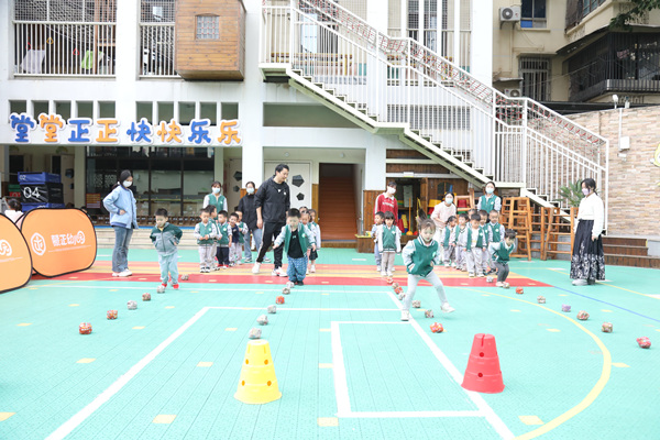 蒙正幼兒園開展豐富的室外活動(dòng)。付軍攝