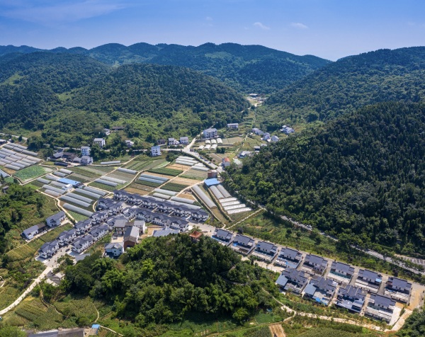 大天池村的居民新村。洛磧鎮(zhèn)供圖
