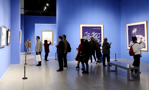 市民參觀畫展。渝北區(qū)文化旅游委供圖