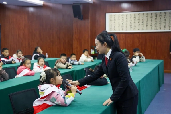 法官與同學們現(xiàn)場互動。秀山法院供圖