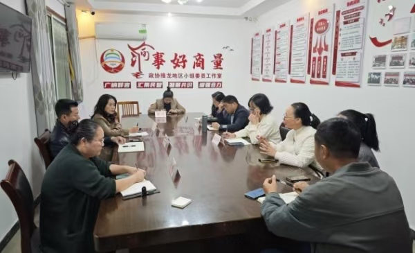協(xié)商解決井蓋噪音問題。趙月溪攝