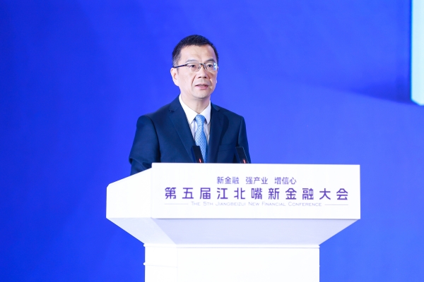 中共重慶市委金融委員會辦公室常務(wù)副主任、重慶市地方金融管理局局長周和華在開幕式上發(fā)布《西部金融中心（重慶）發(fā)展白皮書》。江北區(qū)委宣傳部供圖