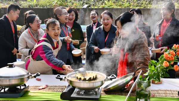 代表們調(diào)研食育課程。趙家街道供圖