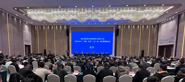 11月28日，重慶市農(nóng)村合作組織聯(lián)合會(huì)成立大會(huì)暨全市生產(chǎn)、供銷(xiāo)、信用“三位一體”改革現(xiàn)場(chǎng)推進(jìn)會(huì)在銅梁區(qū)舉行。記者 栗園園 攝