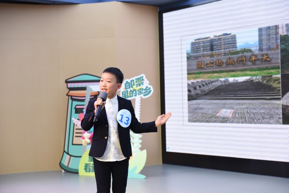 小選手在講述郵票中的家鄉(xiāng)。渝中區(qū)青少年校外活動中心供圖