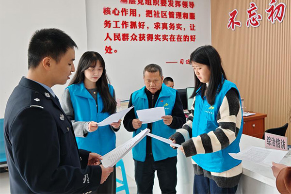 社區(qū)民警在給網(wǎng)格員培訓反詐技能。江口鎮(zhèn)供圖