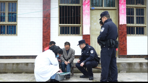 網(wǎng)格員與民警、醫(yī)護(hù)人員入戶為重點(diǎn)人員開展關(guān)愛服務(wù)。黔江區(qū)委宣傳部供圖