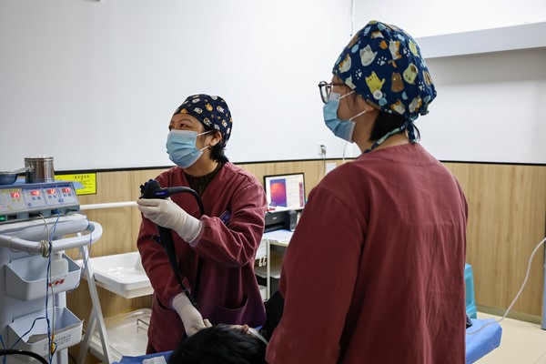 醫(yī)生治療中。重慶東大肛腸醫(yī)院供圖