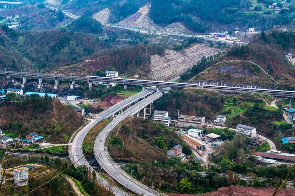 渝貴鐵路和渝黔高速公路復線交錯而過。胡光銀攝