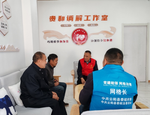 支部書記與網(wǎng)格長(zhǎng)一起調(diào)解矛盾糾紛。泥溪鎮(zhèn)供圖