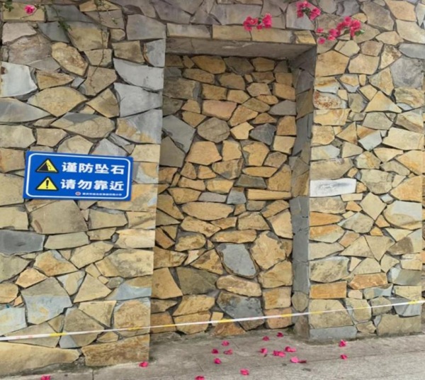 改造前的墻體。龍塔街道供圖