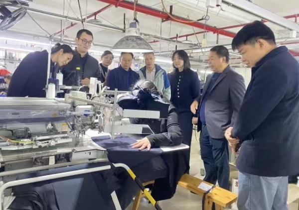 到企業(yè)現(xiàn)場走訪。木洞鎮(zhèn)供圖