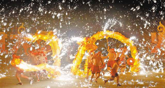 銅梁區(qū)玄天湖龍舞廣場，銅梁龍在漫天火花中飛舞。記者 羅斌 攝/視覺重慶（本組圖片均為本報資料圖片）