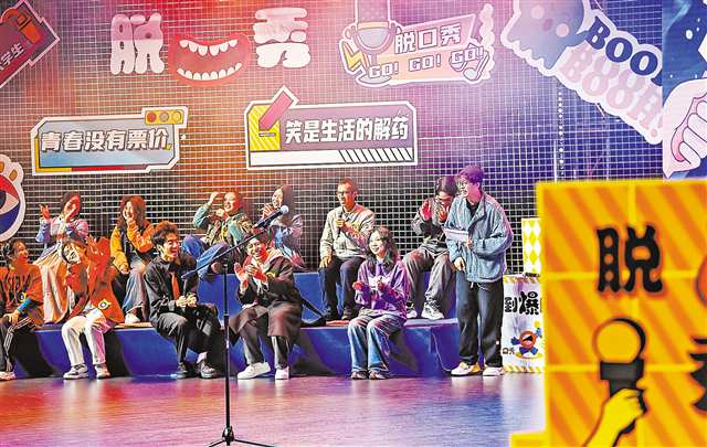 梁平木版年畫國家級傳承人徐家輝在雕刻印制年畫。特約攝影 劉輝/視覺重慶