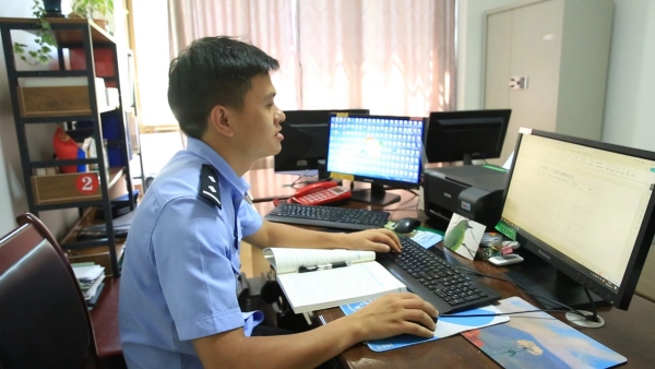 陳港利用工作之余學(xué)習(xí)生態(tài)保護知識。張鑫坪攝