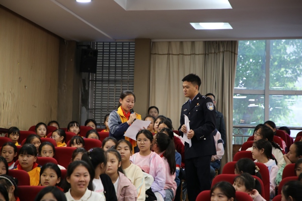 陳港以“青年講師”身份，在開州區(qū)漢豐四校向同學(xué)們宣講生態(tài)保護知識。鄭玅攝