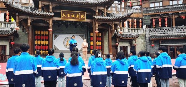 同學(xué)們利用AI工具“文樞學(xué)伴”研學(xué)。受訪單位供圖