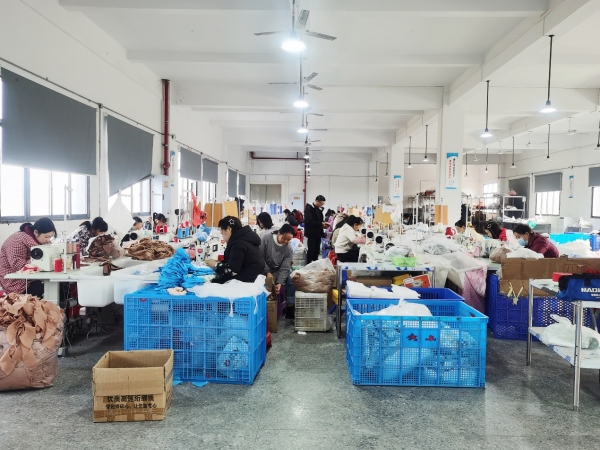 工人們正有條不紊地操作著一道道工序。楊麗華攝
