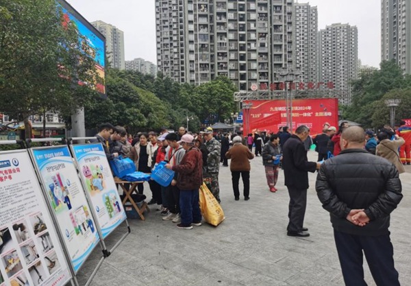 重慶燃?xì)庵辛荷焦驹诰琵埰聟^(qū)公租房開展科普宣傳。重慶燃?xì)饧瘓F(tuán)供圖