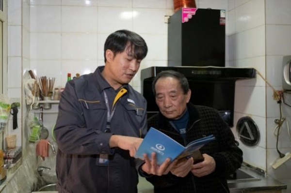 重慶燃?xì)庵辛荷焦竟ぷ魅藛T向用戶講解用氣安全知識(shí)。重慶燃?xì)饧瘓F(tuán)供圖