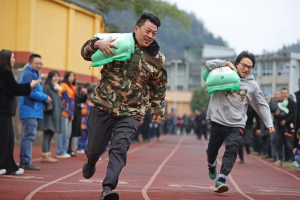 鹿鳴鄉(xiāng)舉行鄉(xiāng)村趣味運動會，村民們正在進行搬運糧食比賽。趙勇攝