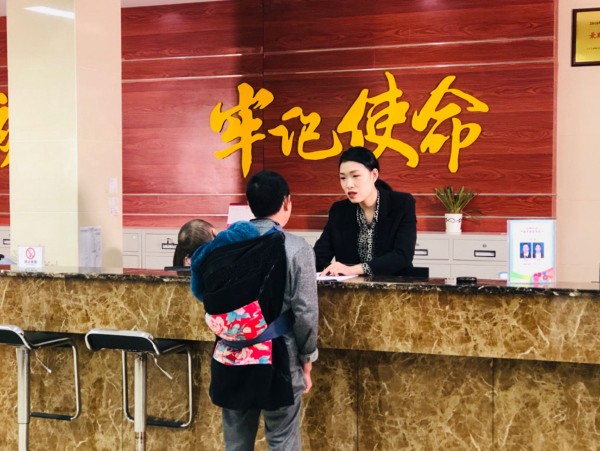 社區(qū)工作人員接待各族群眾來訪咨詢。曹檢攝