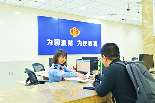 近日，在重慶市江北區(qū)稅務(wù)局辦稅服務(wù)大廳的增量房交易窗口，稅務(wù)人員輔導(dǎo)市民辦理契稅業(yè)務(wù)。曾鈺翀攝